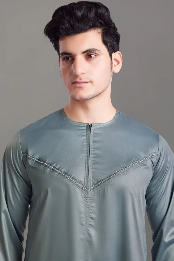 Premium Shiny Omani Thobe With Front Zip Grey - Image 3